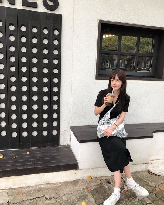 .Singer Han Sun-hwa has unveiled a changed Hair style.Han Sun-hwa posted three photos on September 11th with an article entitled Happy Chuseok on his personal Instagram.Han Sun-hwa in the photo is sitting in the Chair and drinking coffee.Han Sun-hwa showed off her beauty while she stood out with a dated bangs and toned-down Hair style.The netizens who watched Han Sun-hwa posts responded such as the hair style is so beautiful and it seems to take pictures.Han Sun-hwa is a girl group secret and has recently been working on acting and acting.Choi Yu-jin