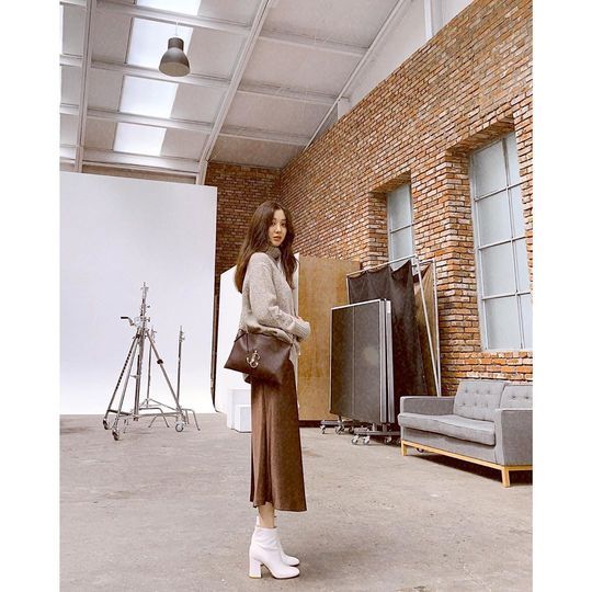 .Actor Jung Ryeo-won gave a great impression of the autumn Goddess.Jung Ryeo-won posted a picture on September 11 with an article entitled shooting day (the day of shooting) on his personal instagram.In the photo, Jung Ryeo-won is wearing a white ankle boots and a brown long skirt, and Jung Ryeo-wons clothes and extension line, Wave Jean Brown hairstyle, make her look innocent.Jung Ryeo-won started filming the Drama Inspection Civil War scheduled to be broadcast on JTBC in the second half of the year.JTBC Inspection Civil War is a Drama about the daily life of prosecutors living in the provinces as ordinary workers. It is based on the author Kim Woong novel.Choi Yu-jin