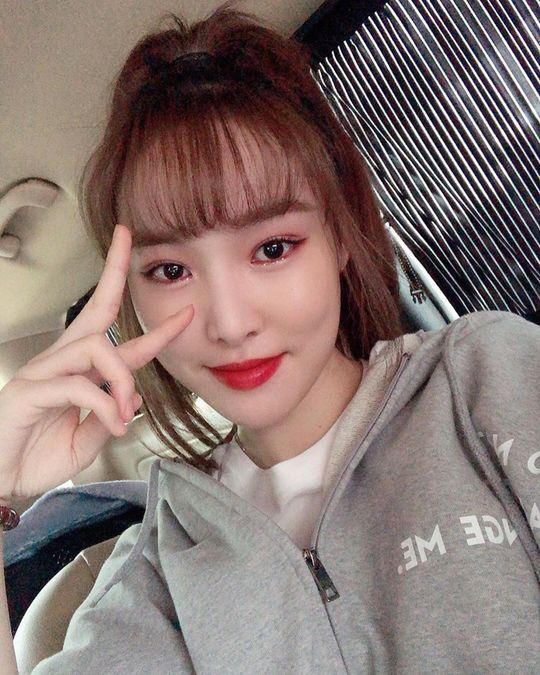 Group GFriend member Yuju boasted fresh beautiful looks.Yuju posted a photo on the official GFriend Instagram on September 11 with an article entitled Buddy (GFriend official fandom name) ~ V.The photo shows Yuju, which adds fresh charm to her ponytail hairstyle. Yuju is smiling brightly at the camera.Yujus large, clear eyes and stiff nose make the beautiful look more prominent.delay stock
