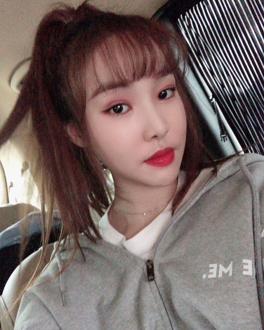 Group GFriend member Yuju boasted fresh beautiful looks.Yuju posted a photo on the official GFriend Instagram on September 11 with an article entitled Buddy (GFriend official fandom name) ~ V.The photo shows Yuju, which adds fresh charm to her ponytail hairstyle. Yuju is smiling brightly at the camera.Yujus large, clear eyes and stiff nose make the beautiful look more prominent.delay stock