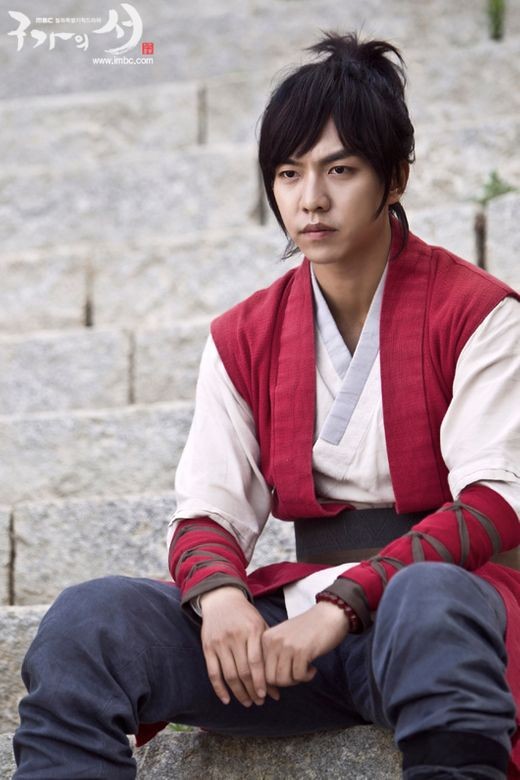 Lee Seung-gi, who has been acting since the MBC sitcom Nonstop 5 in 2004, has been performing.On the 20th, SBS new drama Baega Bond, which he participated in, is about to be broadcasted first.To date, I have looked at the Transcript of Dramas, starring Lee Seung-gi.# SBS Brilliant Legacy (2009): Top TV viewer ratings 45.2%Lee Seung-gis first lead role, Drama, appeared as the grandson of Jang Sook-ja (Ban Hyo-jung), president of Jinsung Foods in the play.Unlike the worrying reaction of first star, he showed stable acting ability and led the drama box office.In addition, the fact that the story is sound and there is no obstacle is highly evaluated, and it exceeded 30% of TV viewer ratings from 12 times and recorded 45.2% of the highest TV viewer ratings.Lee Seung-gi won the Best Couple Award, the Teen Star Award, and the Special Planning Award for Best Actor in the 2009 SBS Acting Grand Prize.# SBS My GFriend is Gumiho (2010): Top TV viewer ratings 19.9%A year later, Lee Seung-gi was cast as My GFriend is Koo Mi-ho, written by Hong Ja-mae.Actor Aspirant Cha Dae-woong was a good actress for his comic acting.KBS2 Baking King Kim Tong-gu, which recorded 3 ~ 40% of TV viewer ratings at the time of the airing, was pushed to second place, but My GFriend is Gumiho kept TV viewer ratings more than 10%.The last episode rose to 19.9%.# MBC The King to Hearts (2012): Top TV viewer ratings 16.5%Constitutional monarchy The King to Hearts, a content in which the South Korean royal family and the North Korean female instructor fall in love in Korea. Lee Seung-gi gathered topics with Ha Ji Won and melodrama.Compared to the topicality, TV viewer ratings were relatively disappointing.In the early days, the top TV viewer ratings soared to 16.5%, but as the second half progressed, TV viewer ratings gradually declined and recorded 11.8% in the last episode.# MBC Kuga no Seo (2013): Top TV viewer ratings 19.5%Lee Seung-gi challenged the fusion drama with The Book of GugaLee Seung-gi, who plays the strongest half-man, showed off his opponent Suzie and breathing chemistry and received a snow stamp from viewers.Just as TV viewer ratings recovered during The King to Hearts, Kuga no Seo did not lose the top spot in the competition with Drama in the same time period until the end.In the MBC acting award that year, Lee Seung-gi succeeded in rebounding with the Best Acting Award, the netizen popularity award, and the best couple award.# SBS Youre Surrounded (2014): Top TV viewer ratings 14.2%Lee Seung-gi, who depicted the stories of the characters in the Gangnam Police Station, was divided into a passionate police officer,He was injured in the eye during shooting, but he showed off his injury and led Drama as a leading actor.Although the story of You were besieged was evaluated as distracting at the beginning of the airing, it was ranked # 1 on TV viewer ratings in the same time zone thanks to the performances of actors including Lee Seung-gi.From the middle of the year, he was recognized for his workability by supplementing his shortcomings.# tvN Hwa Yugi (2017-2018): Top TV viewer ratings 6.9%It is the return of Lee Seung-gi, who has served the duty of defense for two years, and has succeeded in capturing viewers with a high synchro rate with decadent evil bullshit Son Gong.In the controversy surrounding the work, such as lack of staff safety and CG accident, Lee Seung-gi tried to tow TV viewer ratings of Hwa Yugi.As a result, Hwa Yugi recorded the highest TV viewer ratings of 6.9%, ranking 19th in TVNs best TV viewer ratings.