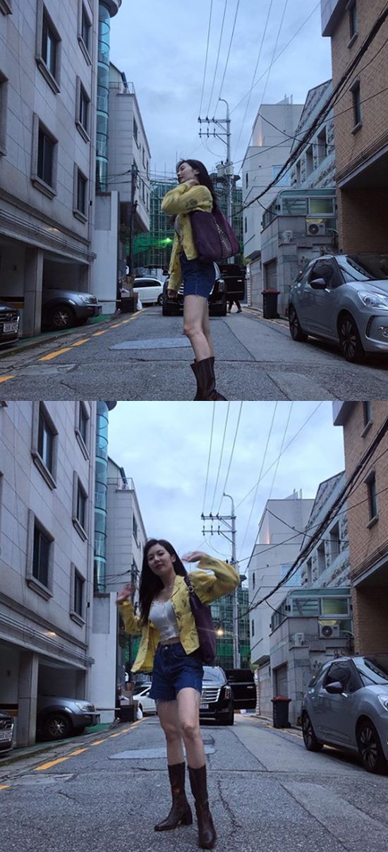 Singer Hyuna boasted of a stretch of giraffes.Hyuna posted a photo on her Instagram account on Wednesday.In the open photo, Hyuna is standing on the street and posing. Hyuna is captivating because she matches hot pants in yellow jacket and shows fashionableness.Meanwhile, Hyona will appear on IBK True! Good Concert held at Ansan Wa Stadium on October 12th.Photo: Hyona Instagram