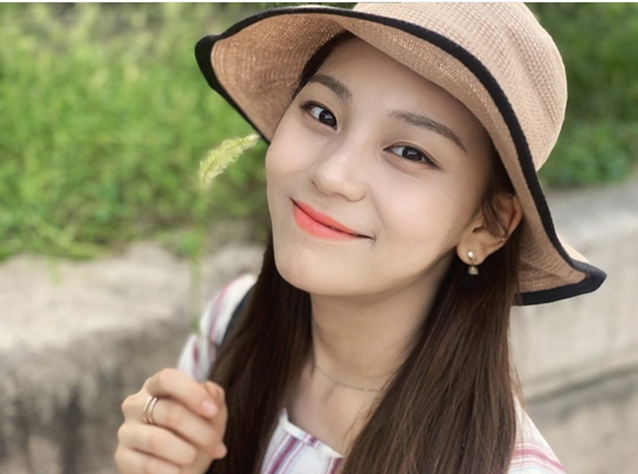 Umji revealed their daily lives with nature.My GFriend Umji posted several photos on her official SNS on the 11th, along with an article entitled Yes, I can do it because I am not a person.The Umji in the picture shows a cute smile with a puppy pool in one hand, but the focus was not on the puppy pool in one picture because of the Camera mode that recognizes the person.So the Umji explained, The dog pool is not a person, so it can be.On the other hand, his GFriend, who belongs to his Umji, released his seventh mini album FEVER SEASON in July.Photo: Official SNS of Gfriend