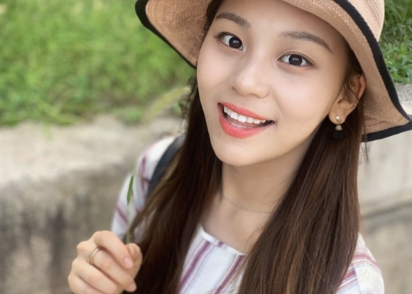 Umji revealed their daily lives with nature.My GFriend Umji posted several photos on her official SNS on the 11th, along with an article entitled Yes, I can do it because I am not a person.The Umji in the picture shows a cute smile with a puppy pool in one hand, but the focus was not on the puppy pool in one picture because of the Camera mode that recognizes the person.So the Umji explained, The dog pool is not a person, so it can be.On the other hand, his GFriend, who belongs to his Umji, released his seventh mini album FEVER SEASON in July.Photo: Official SNS of Gfriend