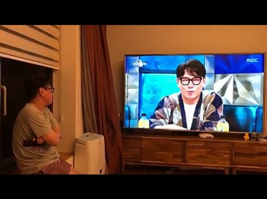 Singer Yoon Jong Shin has reported on his recent situation.On the 12th, Yoon Jong Shin posted a video on his Instagram with the phrase Thank You...Make me feel a lot and make me leave nicely... # Radio Star # MBC.In the video, Yoon Jong Shin is watching the broadcast of Radio Star.Yoon Jong Shin got off at Radio Star MC, which he had been keeping for 12 years for The Stranger Project.Yoon Jong Shin has two boys and two girls, Raik, Lime and Lao, between tennis commentator Jeon Mi-ra, who married in 2006.