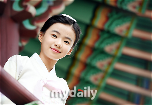 Child actor Kim Si-a (11) has always had a strong relationship with Miss Back Han Jimin.Kim Si-a conducted a hanbok interview on the 9th at Yeouido-dong, Yeongdeungpo-gu, Seoul.On this day, Kim Si-a showed off his friendship with Actor Han Jimin, who showed his generation-transcendental Acting ensemble in the movie Miss Back last year.Han Jimin and Kim Si-a played a role of Baek Sang-a and Kim Ji-eun, respectively, and vividly reproduced the actual situation of child abuse and sounded the alarm in our society.Kim Si-a said, When (Han) Jimin Sister is acting, I felt scary and charismatic, but I do not normally do it. Acting is good, but you take care of your surroundings so well.I took care of it very well. In particular, he confessed that Jimin Sister is my role model and said, Even after the work with Sister is over, I often contact him until now.I think I have known him for a long time. 
