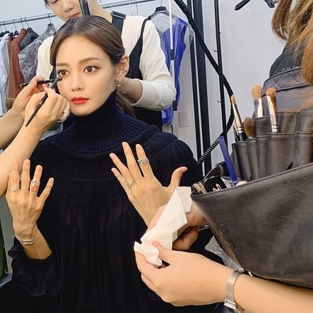 Ahn Hyon-mo showed off her flawless Beautiful looksTranslator Ahn Hyon-mo posted a picture on his Instagram on September 12 with the phrase Absolutely ring shooter, get makeup in a surgeon pose.In the photo, Ahn Hyun-mo is getting makeup with his hands up - he has emanated beauty with big eyes and red lip.han jung-won