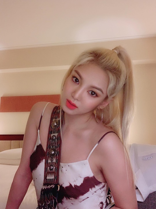 Hyoyeon has emanated a ponytail charm.Group Girls Generation member Hyoyeon posted a picture on September 11 with the phrase Hello on his instagram.In the photo, Hyoyeon poses in a sleeveless outfit, who also showed off her blonde girl group beauty.han jung-won