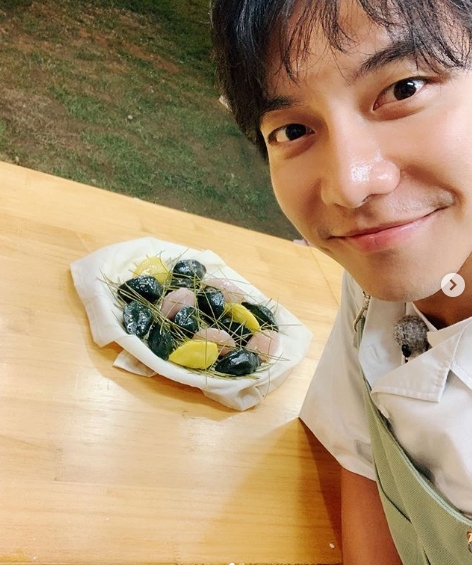 Singer and Actor Lee Seung-gi delivered Chuseok greetings.Lee Seung-gi posted a selfie on his personal Instagram account on September 12 with Songpyeon.Lee Seung-gi gave a holiday greeting to fans with a photo and said, Have a good Chuseok.Park Su-in