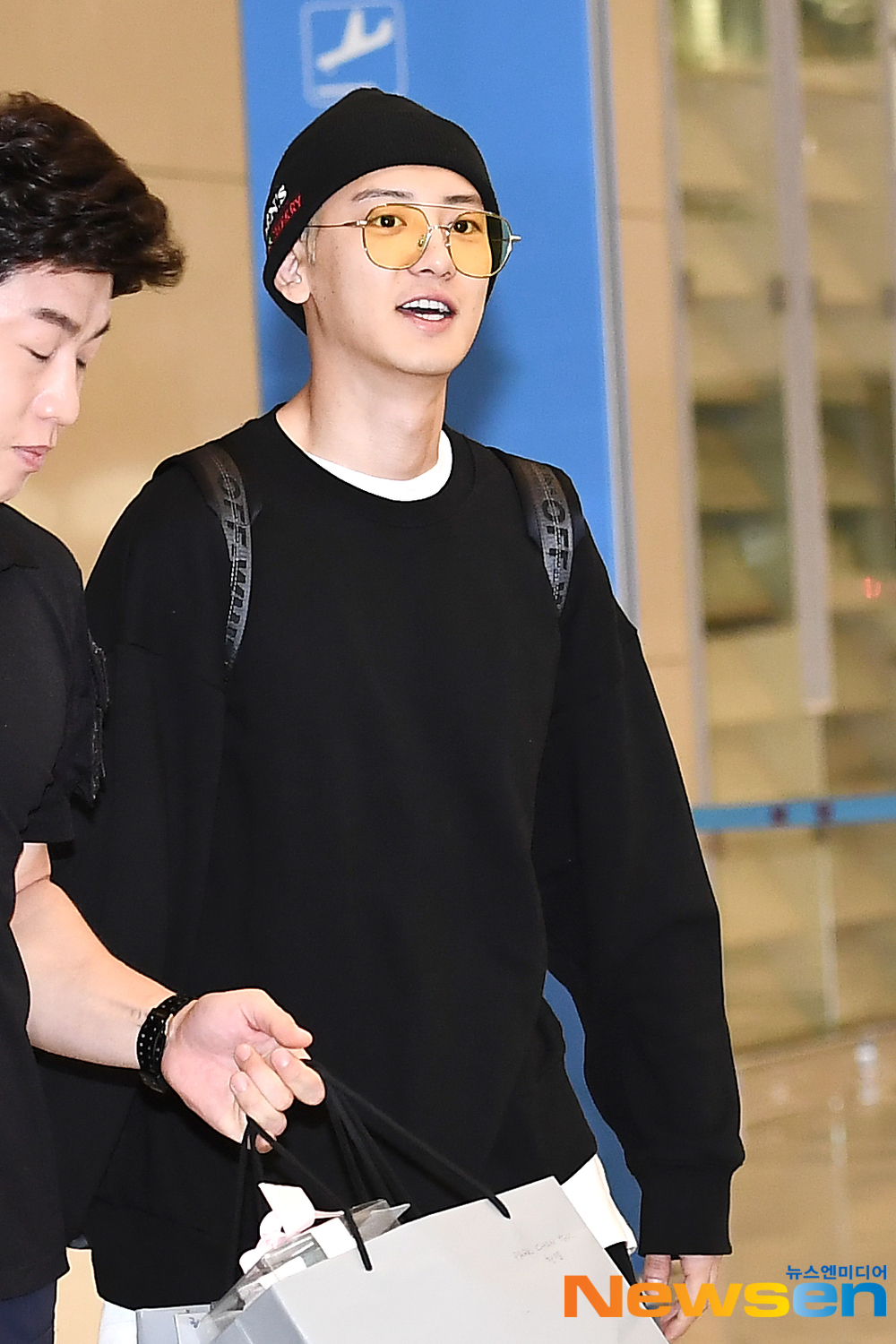 EXO (EXO) member Chanyeol (CHANYEOL) arrives in Milan, Italy after completing an overseas schedule through the Incheon International Airport in Unseo-dong, Jung-gu, Incheon, on the afternoon of September 12.exponential earthquake