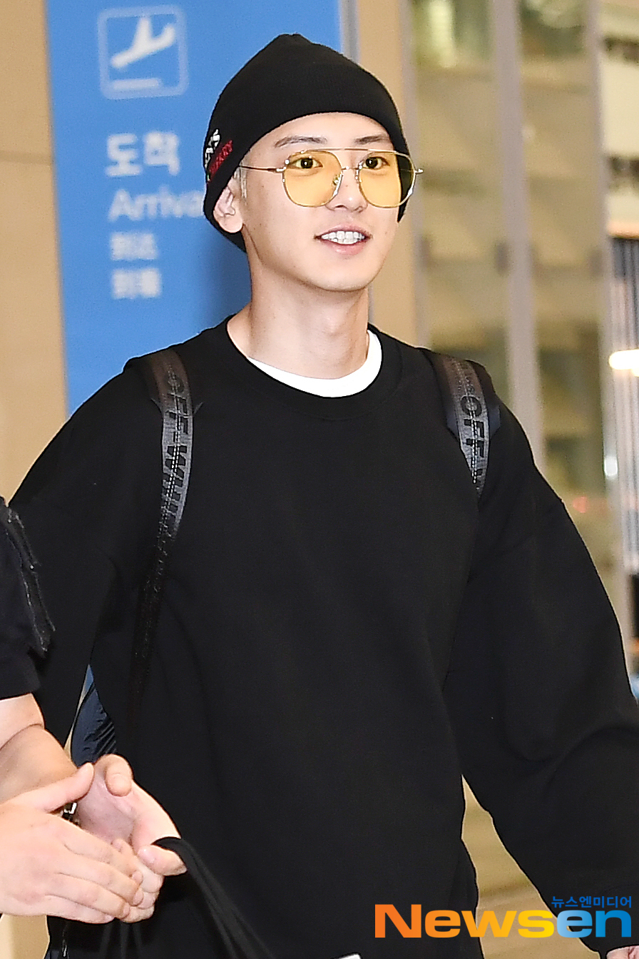 EXO (EXO) member Chanyeol (CHANYEOL) arrives in Milan, Italy after completing an overseas schedule through the Incheon International Airport in Unseo-dong, Jung-gu, Incheon, on the afternoon of September 12.exponential earthquake