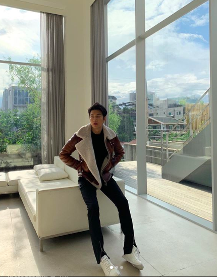 Actor Lee Min-ho showed off his warm visuals and said Chuseok greetings.On the 12th, Lee Min-ho posted several photos on his SNS.In the public photos, Lee Min-ho poses in various styles, especially Lee Min-hos handsome face and tallness.In addition, Lee Min-ho said, Cuseok, Korean Thankgiving Day, and said, Send me happy Chuseok.Meanwhile, Lee Min-ho confirmed his appearance on The King: The Monarch of Eternity, which is scheduled to air in 2020.Lee Min-ho SNS
