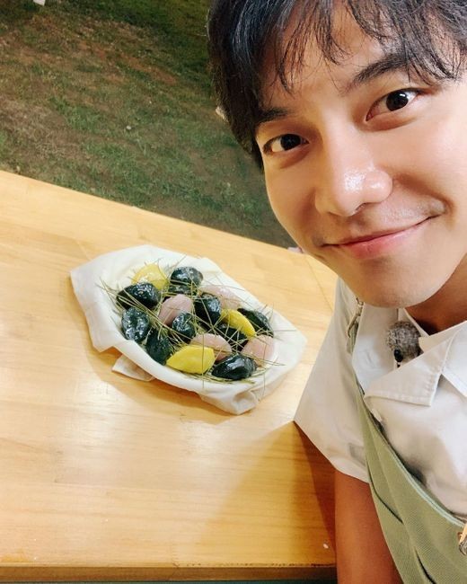 Singer and Actor Lee Seung-gi-gi-gi-gi Gi made a good greeting with Chuseok with Songpyeon.Lee Seung-gi-gi-gi-gi-gi posted a picture on his 12th day with an article entitled Happy Chuseok.In the public photo, Lee Seung-gi-gi-gi-gi Gi is looking at the camera in the background of Songpyeon and is making a cool smile.Meanwhile, Lee Seung-gi-gi-gi-gi-gi is active in SBSs Little Forest, where he will meet with viewers through SBSs new gilt drama Baega Bond, which will be broadcast first on the 20th.