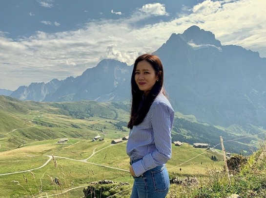 A beautiful recent photo of Son Ye-jin has been released.Actor Son Ye-jin posted an article and a photo on his 12th day on his instagram saying, Happy Chuseok!Son Ye-jin in the public photo shows a bright smile in the background of beautiful nature. Son Ye-jins visuals, which make daily photos into pictures, catch his attention.On the other hand, Son Ye-jin will appear on TVNs new weekend drama Loves Unstoppable scheduled to be broadcast in the second half of the year.Photo = Son Ye-jin Instagram