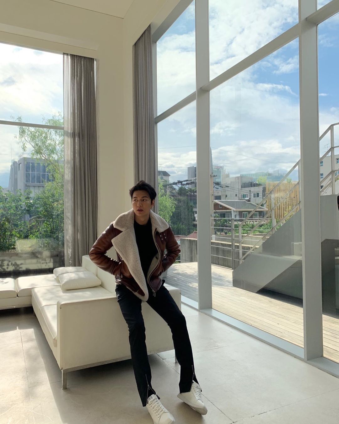 Actor Lee Min-ho said hello to Chuseok.On the 12th, Lee Min-ho posted two photos on his instagram.Lee Min-ho, who is in the public photo, boasts superior physicality. His tall height and visuals stand out.In another photo released together, I was able to get a glimpse of Lee Min Ho staring somewhere in an intense costume.Lee Min-ho said, Cheuseok, Korean Thankgiving Day along with the photo, saying, Send me happy Chuseok.Meanwhile, Lee Min-ho confirmed his appearance on The King: The Monarch of Eternity, which is scheduled to air in 2020.Photo = Lee Min-ho Instagram