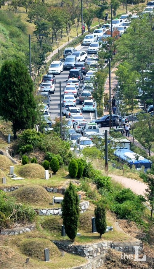 인천시 부평구 인천가족공원으로 벌초를 하기 위한 차량들이 길게 줄지어 서 있다. 2013.9.8 / 사진=뉴스1