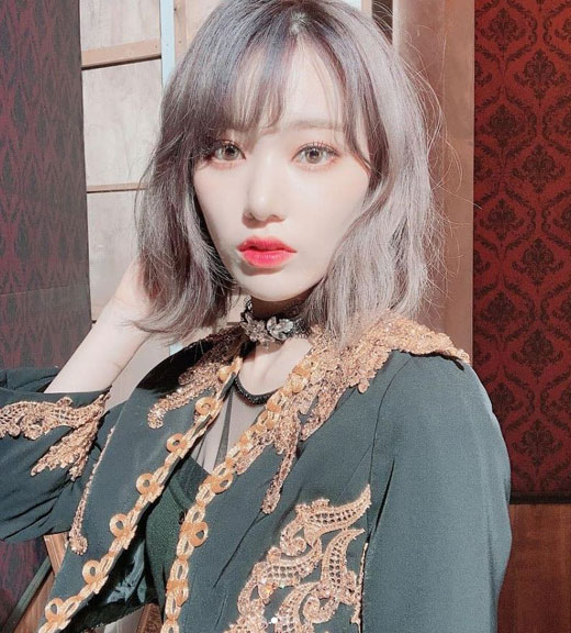 Miyawaki Sakura, a member of the girl group IZ*ONE, attempted to transform the image.Sakura posted a selfie on the IZ*ONE official Instagram on the 13th with an article entitled Wiz One ~ Vampire MV for ~ Drakkura?In the open photo, Sakura had a cold atmosphere with Ash color hair, white skins, red lips and shining pupils.The chic styling, which is different from the innocent image that has been shown in the meantime, attracts attention.The netizens who watched this made various comments such as Concept Crazy, This time, Mimo Leeds and It is light.Meanwhile, the group IZ*ONE, which Sakura belongs to, released its third single Vampire in Japan on the 13th.