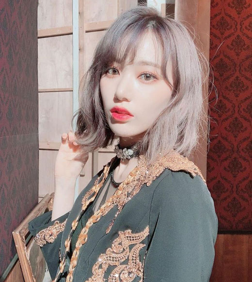 Miyawaki Sakura, a member of the girl group IZ*ONE, attempted to transform the image.Sakura posted a selfie on the IZ*ONE official Instagram on the 13th with an article entitled Wiz One ~ Vampire MV for ~ Drakkura?In the open photo, Sakura had a cold atmosphere with Ash color hair, white skins, red lips and shining pupils.The chic styling, which is different from the innocent image that has been shown in the meantime, attracts attention.The netizens who watched this made various comments such as Concept Crazy, This time, Mimo Leeds and It is light.Meanwhile, the group IZ*ONE, which Sakura belongs to, released its third single Vampire in Japan on the 13th.