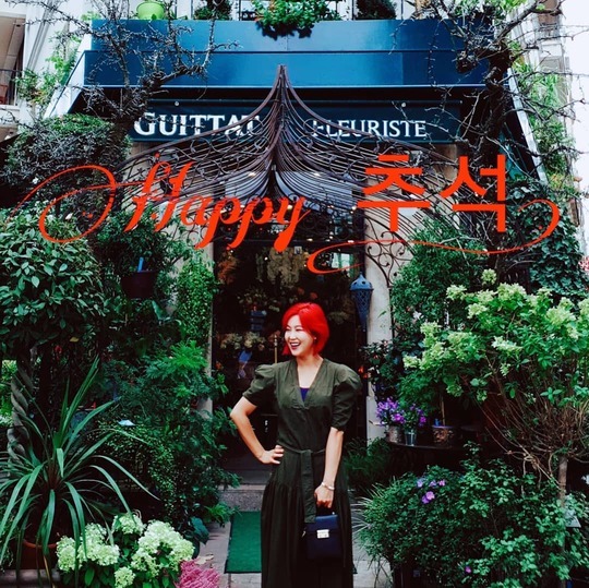 Singer Solbi delivers a greeting to ChuseokSolbi posted a picture on his instagram on September 13 with an article entitled Hopea! Happy Chuseok.Inside the picture was a picture of Solbi, who turned into a red head, smiling, staring elsewhere, not at the camera.Solbis dissipating small face size and white-oak skin make her beauty more prominent.delay stock
