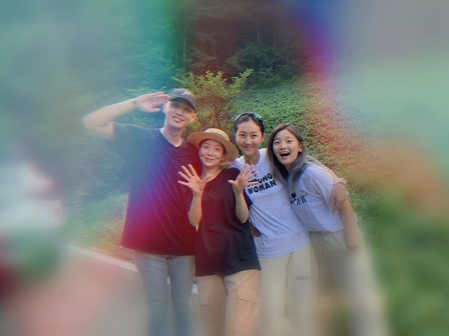 Three Meals a Day Yum Jung-ah, Yoon Se-ah, and Park So-dam released a picture with Park Seo-joon who came to the mountain village.Park So-dam posted several photos on his instagram on the 13th with an article entitled Welcome to my house.The released photos showed Park Seo-joon, who came to the Three Meals a Day Mountain Village as a guest, and Yum Jung-ah, Yoon Se-ah, and Park So-dam, who are members of the mountain village family, taking pictures together.With the background of the blue mountain village, Yum Jung-ah, Yoon Se-ah, Park So-dam and Park Seo-joon are proud of Chemie with various poses.Even though it is not decorated, the visuals of the four people who shine are different from the blue background of the mountain village.On the other hand, Yum Jung-ah, Yoon Se-ah, and Park So-dam are appearing on TVN Three Meals a Day Mountain Village which is broadcasted every Friday at 9 pm.Park Seo-joon is the last guest of Three Meals a Day Mountain Village.