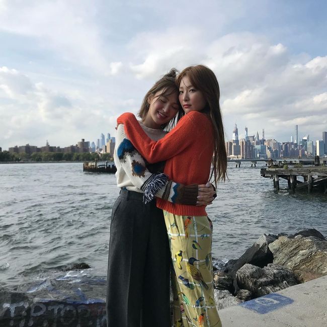 Girls group Red Velvet Seulgi and Wendy smiled with Gusaz chemistry.On the 13th, Red Velvet Seulgi posted several photos on his Instagram with an article entitled Seung Wan and I.In the photo, there was a picture of Seulgi and Wendy in New York, USA for a photo shoot.Prior to the full-scale shooting, Seulgi and Wendy are enjoying their time by taking pictures in various places.As the word Gusaz, Seulgi and Wendy boast of chemistry in various poses.You can feel the chemistry of two people, such as Seulgi hugging Wendy warmly, or trying to kiss her with her lips.Meanwhile, Red Velvet, which includes Seulgi and Wendy, recently completed his new song Sonic Wave.