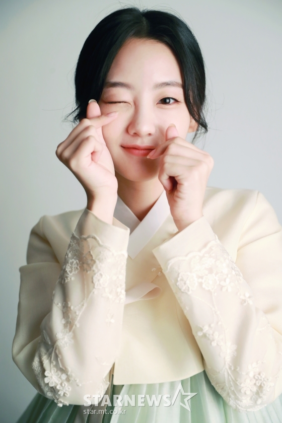 Lee Hyun made her debut in 2017 with WebDrama Revenge Notes, which has since appeared in a series of dramas The Court of Witches, Bad Papa and Bad Detectives.This year, he met with the audience with the film Gibang Doryeong (director Nam Dae-jung) and Transformation (director Kim Hong-sun).Jo Yi-hyun made a run for SBS Entertainment Running Man to promote transformation; entertainment was his first for him.He said he felt the increase in fans who cheer him up because he appeared in popular programs overseas.In addition, immediately after the Running Man broadcast, the portal site took the top spot in real-time search terms.My friends had captured and sent me my name on the real-time search terms: I was on Running Man and my first real-time search terms. It was so amazing.Although it was not very large, it searched for a lot of my name, and the number of SNS followers increased a lot. Overseas fans cheered me up by sending me a lot of DM (direct messages).You were so thank you.I like to eat and travel, so I often watch Battle Trip and The Wrong My Tour, so if I get a chance, Id like to go out on any entertainment program (laughing).Jo Yi-hyun is about to broadcast JTBC Drama My Europe on October 2.For Jo Yi-hyun, the historical drama is not the first of my Europe; the given-in-the-border is the first; of course, in given-in-the-border, I did not use the historical tone in the fusion historical drama Yi GiThe official historical drama said, My Europe is the first time.Jo Yi-hyun takes a break from filming My Europe for the Chuseok holiday, and when I check the schedule table, I do not have enough of my own shooting during the holiday season.I didnt have much time with Family after my debut, so I will spend the Chuseok holiday at home with Family, he said.Im going to spend the Chuseok holiday at home with Family; I dont know about anyone else, but I avoided filming My Europe during the holiday season.(Laughing) I dont have time with Family, so I dont think Ill spend it at home. I dont have to go far because all my relatives live in the neighborhood.I hope you have a good time with the rich Hangawi and Family, and I hope that many people will find out my name in a good sense. I want to spread my name to the new Yi Gi 