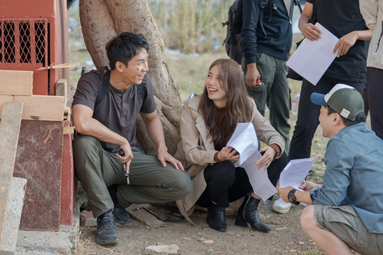 SBS-TVs new gilt drama Vagabond released the behind-the-scenes cut of the set, which reported the scene of Lee Seung-gi and Bae Suzy on the 10th.The two men checked the script in hyper-intensive mode; they also shared opinions about the director and staff and acting; and monitored the footage carefully.Simkung Moment of Lee Seung-gi and Bae Suzy were also captured, after digesting the highly advanced Action Sin in Morocco, where they shared a bright smile as they met their eyes during the atmosphere.The visuals caught their attention. Lee Seung-gi held a pistol in his hand. His face was covered in scars. Bae Suzy was wearing a chic trench coat.Vagabond is an intelligence action melodrama about a man involved in a civil-commodity passenger plane crash digging into a huge national corruption.Lee Seung-gi plays the role of a hot-blooded stuntman, Chadalgan; Bae Suzy plays the role of NIS black agent Gohari, and shares the crossroads of life and death with Lee Seung-gi.Written by Jang Young-chul and Jeong Kyung-soon, Yoo In-sik PD took the megaphone. The three were together in Giant, Salary Mancho Hanji and Don Uihwasin.Vagabond will be broadcast for the first time on the 20th.