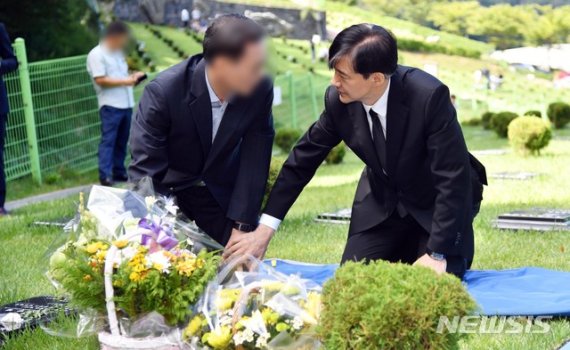 조국 법무부 장관이 추석 연휴인 14일 오전 부산 기장군 부산추모공원을 방문, 상관의 폭언 등을 견디지 못하고 2016년 극단적인 선택을 한 고 김홍영 전 검사의 묘소를 참배하고 있다. 사진=뉴시스