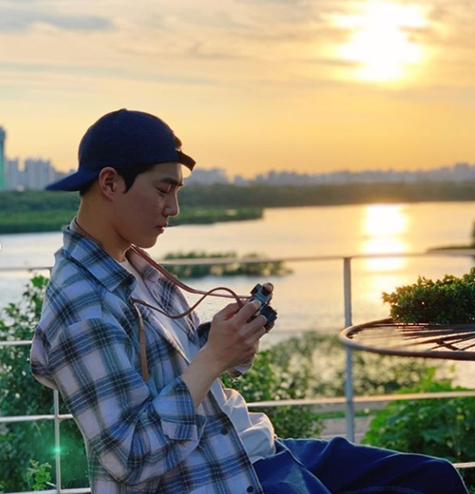 Boygroup EXO Suho shared a pictorial routineSuho posted a picture on his Instagram on the 13th with an article called Fun.Suho in the public photo is Falsify Camera in the background of the river; Suho, wearing a hat and a shirt, boasts a piece-like side.Suho is attracting attention because it emits a handsome aura even in modest fashion.Meanwhile, EXO, which Suho belongs to, released Love Shot in December 2018.