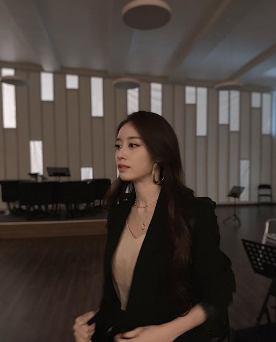 T-ara Ji-yeon have emanated a chic appeal.Ji-yeon posted a picture on her Instagram   page on September 14.The Ji-yeon in the public photos boasts a unique suit fit and emits a unique cold charisma. The sleek jaw line as well as the Ji-yeon atmosphere of the water attracts attention.Park So-hee