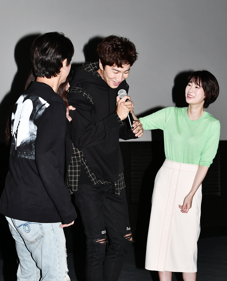 Lee Kwang-soo promoting a real-life Running Man on stage The movie Tazza: The High Rollers: One Eyed Jack stage greetings were held at the Seoul Megabox Sangam on the afternoon of September 14.On this day, Choi You-Wha Lee Kwang-soo Park Jung-min, director of Kwon Oh-kwang, attended.Lee Jae-ha