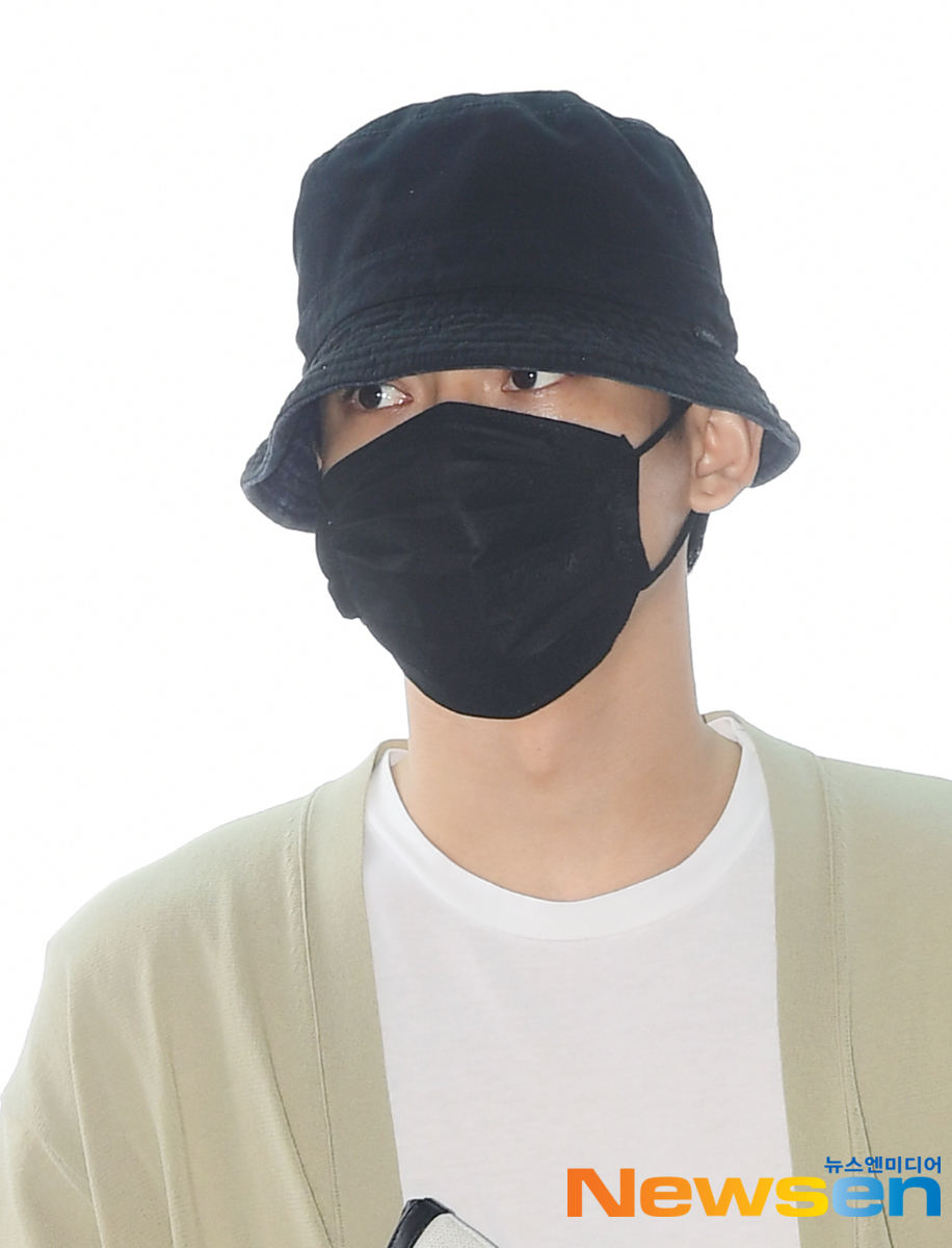 EXO (EXO) departed on the afternoon of September 14th, with the Airport Fashion showing through Incheon International Airports 2nd Passenger Terminal.On this day, EXO Baekhyun is heading to the departure hall.Jang Gyeong-ho