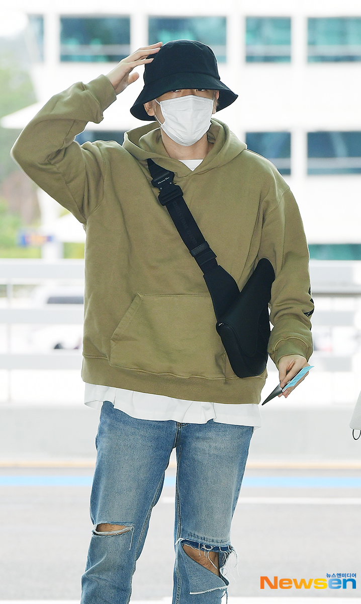 EXO (EXO) departed on the afternoon of September 14th, with the Airport Fashion showing through Incheon International Airports 2nd Passenger Terminal.EXO Baekhyun is heading to the departure hall on the day.Jang Gyeong-ho