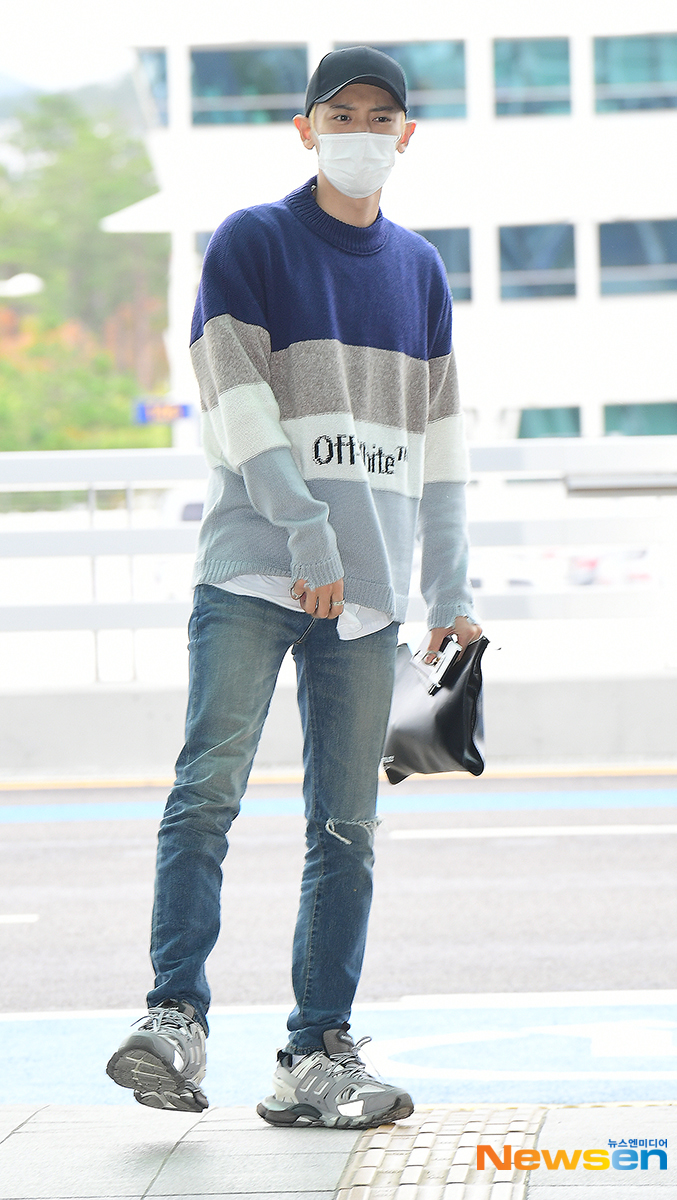EXO (EXO) departed on the afternoon of September 14, with the launch of the Airport Fashion through the Incheon International Airport Terminal 2.EXO Chanyeol is heading to the departure hall on the day.Jang Gyeong-ho
