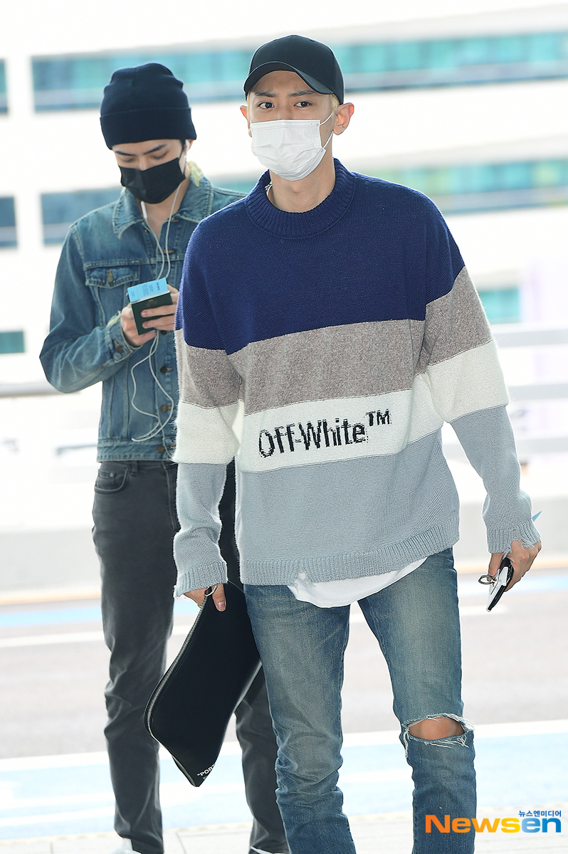 EXO (EXO) departed on the afternoon of September 14, with the launch of the Airport Fashion through the Incheon International Airport Terminal 2.EXO Chanyeol is heading to the departure hall on the day.Jang Gyeong-ho