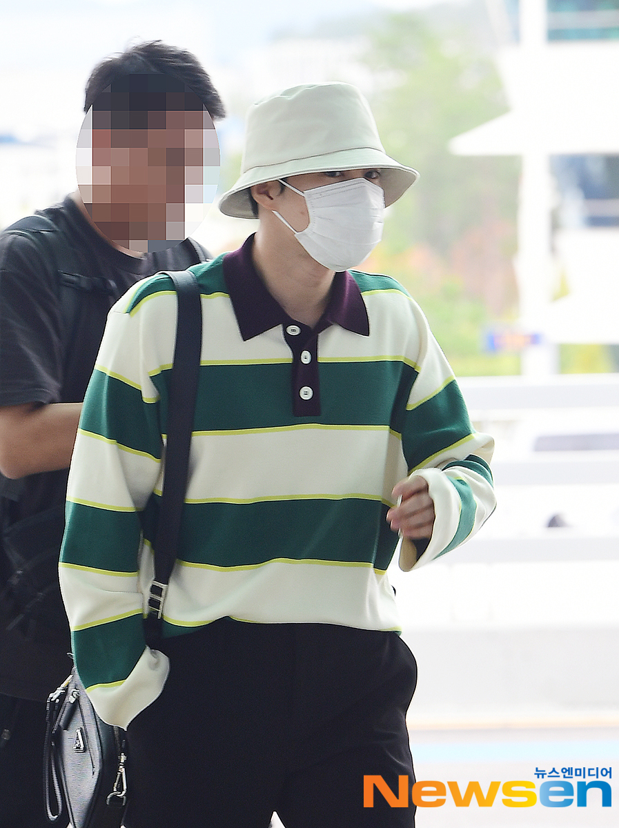 EXO (EXO) departed on the afternoon of September 14, with an airport fashion show through the International Airport Terminal #2.EXO Suho is heading to the departure hall on the day.Jang Gyeong-ho