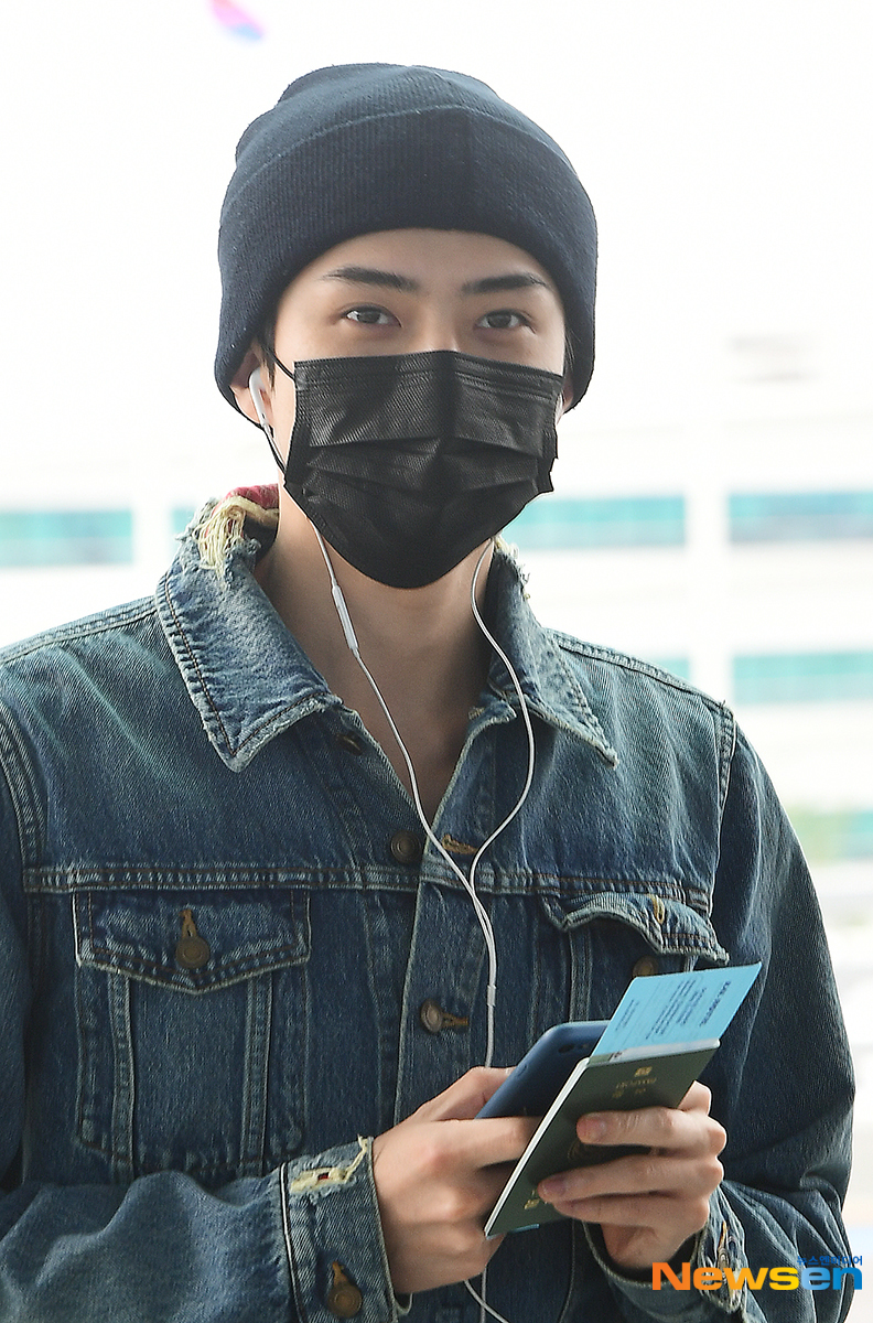 EXO (EXO) departed on the afternoon of September 14th, with the Airport Fashion showing through Incheon International Airports 2nd Passenger Terminal.On this day, EXO Baekhyun is heading to the departure hall.Jang Gyeong-ho