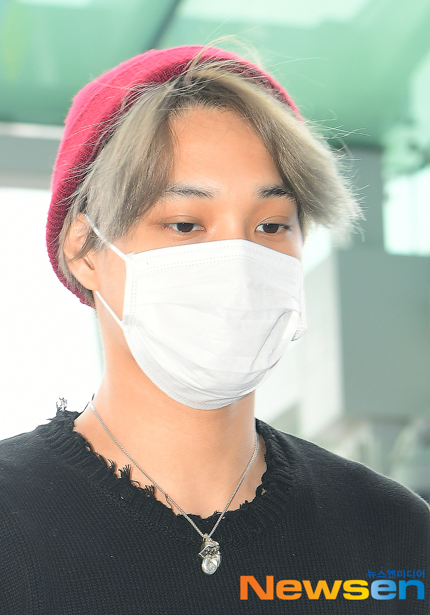 EXO (EXO) departed on the afternoon of September 14th, with the Airport Fashion showing through Incheon International Airports 2nd Passenger Terminal.EXO Kai is heading to the departure hall on the day.Jang Gyeong-ho