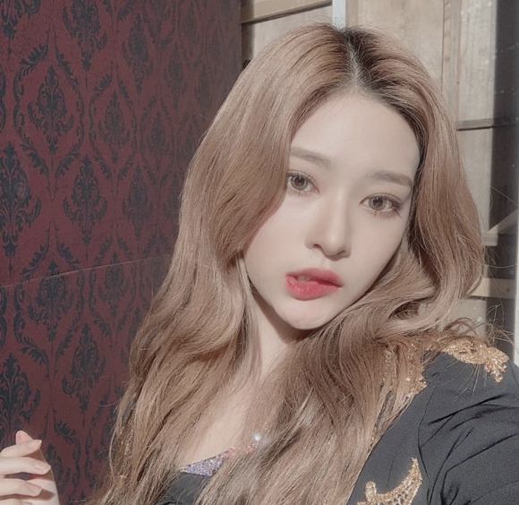 Kim Min-joo gave Chuseok greetings to fans with superior beauty.IZ*ONE Kim Min-joo told IZ*ONEs official SNS on the 15th, Wizwon! Have you seen the snake pie (?)? (About) The Chuseok holiday is already over! Did you eat a lot of delicious things and sleep well?I posted several photos with the article Stay hard to the end.Kim Min-joo in the photo is wearing a lens and costume that reminds me of a vampire, and boasts a beauty closer to a goddess than a vampire.On the other hand, IZ*ONE, which Kim Min-joo belongs to, released his third single album Vampire in Japan on the 13th.Photo: IZ*ONE Official SNS