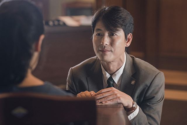 Channel selection/September 15 (Sun)Innocent Witness (MBC Night 10.30)Jung Woo-sung, who works for a large law firm, was a trick master.Ji-woo (Kim Hyang-gi), who suffers autism to exonerate the murder suspect who commissioned the case, was the only witness to the case.Sunho struggles to win the girls heart: Call every day and give Ji-woos favorite quiz, go to school and eat cup noodles at a nearby supermarket.They also present board games.The two who seemed to walk in parallel change as they meet, looking back at themselves who have compromised with reality through pure Ji-woo without prejudice, and Ji-woo learns to communicate with the world as they get closer to the net.Jung Woo-sung is a work that confirms his presence as an actor. Jung Woo-sung saves the reality of the character by acting without power.The scene where Sunho bumps into a makgeolli glass while watching TV with his father is simple but clunky.Others are Hell (OCN 11.30)The reality of a room worth 190,000 won a month is grim, unlike the name of the Gosiwon (Edengosiwon), which has heaven in it, and the reality of the room is so bad.Jong-woo (Im Si-wan), who came to Korea for employment in the play, meets with his gruesome neighbors at Eden Goshiwon and experiences hell.Based on the popular webtoon, which has exceeded 800 million cumulative views, it is a movie-like drama directed by Lee Chang-hee of the movie Lost Night.A joyful champion (KBS1 p.m. 1.20)Singer Chae Yeon is a well-known bowler in the entertainment industry; Shin Soo-ji, a rhythmic gymnast, turns bowling pro and lives a second life; the two met at the bowling alley.homework was given: Chae Yeon closes his eyes, Shin Soo-ji sits in a wheelchair and bowls, to compete in the disableds national competition.Top Model is a series of hardships; Chae Yeons ball, which covers the snow, is often falling into a ditch; its a meaningful Top Model, which unfolds on the theme of fitting for the holidays.