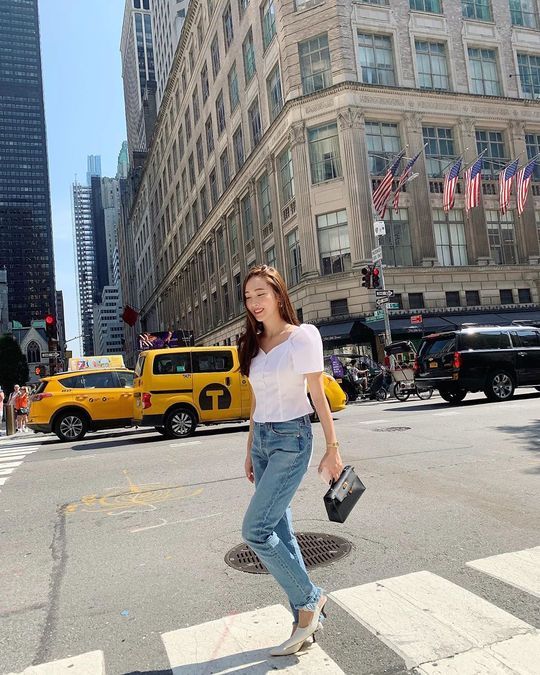 Jessica, from Group Girls Generation, showed off her slender figure.Jessica posted a photo on her Instagram account on September 15 with the caption: It still feels like summer? (Is it still summer?)Inside the picture was Jessica walking through the streets of New York, adding a stylish charm by wearing white tees and blue jeans.Jessicas bright smile catches her eye.The fans who encountered the photos responded such as I love you, I want to see and It is really beautiful.delay stock
