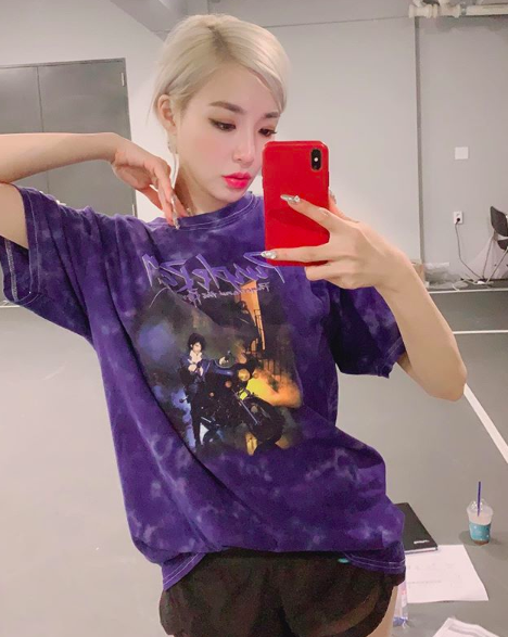 The current status of singer Tiffany from the girl group Girls Generation was captured.Tiffany released her photos on her personal SNS on the 15th and informed her fans about her recent situation.In the photo, Tiffany poses in the practice room mirror, her hair dyed with colorful blonde hair, a dour look and poses gathering attention.Tiffany is reportedly preparing to tour United States of America at the moment.He plans to hold a Magnetic Tour from October to San Francisco to Los Angeles at the United States of America.