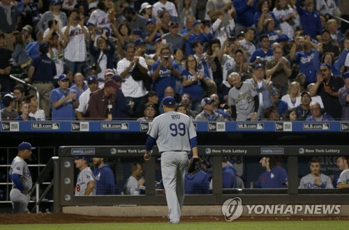 다저스 팬들의 기립박수 받고 강판하는 류현진 [게티이미지/AFP=연합뉴스]