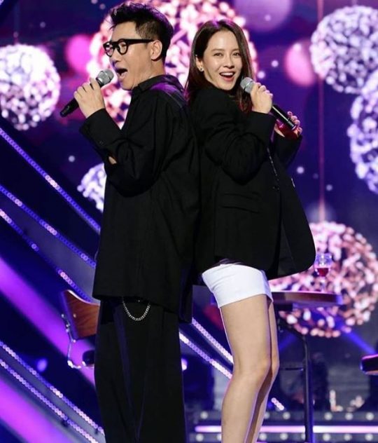Broadcaster Ji Suk-jin thanked Actor Song Ji-hyo for his performance.Ji Suk-jin posted a picture on his SNS account on the 15th with an article entitled Jihyo Sui Gu # Jujuma # LocoHwasa.Ji Suk-jin in the public photo is singing with Song Ji-hyo on his back.The two are on stage for the Running Zone Project held on SBS Running Man to commemorate its 9th anniversary.Ji Suk-jin and Song Ji-hyo performed the stage by selecting Hwasa and Locos Jujuma.