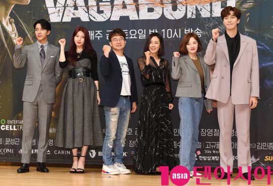 Actor Lee Seung-gi and Bae Suzy will star in the upcoming SBS Golden Drama Vagabond, which will take off the veil on the 20th.It is a blockbuster drama that has been pre-shooting for a year and cost 25 billion won in production costs. Morocco, the filming location of the movie Bone, and Portugal appear in Drama.It is expected to have exotic scenery, huge scale, and urgent action.On the afternoon of the 16th, a production presentation of Vagabond was held at SBS Hall in Mok-dong, Seoul.Director Yoo In-sik and Actor Lee Seung-gi, Bae Suzy, Shin Sung-rok, Moon Jin-hee and Hwang Bo Ra attended.Vagabond is an intelligence melody that uncovers a huge national corruption found by a man involved in a civil-commodity airliner crash in a concealed truth.I have prepared a long time and many people have thrown their aura and passion, said Yoo In-sik. It is an exciting drama with various information, action, politics, thriller, melodrama and narrative.I wanted to make a drama that is so interesting that I can not bear it because I was curious about the next time. Lee Seung-gi played the role of Cha Dal-gun, who dreamed of being a martial arts director, lost his nephew in a passenger plane crash and lived a chasers life digging into the truth.Lee Seung-gi said, A normal man from a stuntman digs into the truth as he is surrounded by a huge conspiracy.It is by far the most masculine character among the characters that have been Acting so far. Lee Seung-gi said, I was acquainted with director Yoo In-sik and director Lee Gil-bok, so I heard that I was preparing for this work while having a drink before my discharge.It felt more fun when I was in the midst of military power. The drama contains a variety of actions, including car stunts and shootings. Lee Seung-gi said, military life has helped Acting.The movie Bone series is a story about a trained agent as a protagonist, but Vagabond is an ordinary person who has never received special training, he said.Bae Suzy hid his identity as an NIS agent and played the role of Ko Hae-ri, who is working as a contract worker at the Morocco Korea Embassy in the state.When I first got this offer and read the script, I thought it was interesting, said Bae Suzy, and I wondered and wondered if I had ever done it.I thought Character, who is a confessional, wanted to come up attractively and do this work, and I hope youll see Harry growing up.Bae Suzy and Lee Seung-gi were the main characters in the drama Kuga no Seo which was aired in 2013.Bae Suzy said, It was nice to see that the shooting was a good memory at the time and that I was going to be with Lee Seung-gi again.I could shoot it with better breath this time, he said.Shin Sung-rok plays the role of the NIS inspector general Ki Tae-woong, who can look at how the government copes with the crisis after the civil service passenger plane crashed in Drama.Shin Sung-rok said, It was a character that I had never tried and it was a story that was attracted and a story to be told.Shin Sung-rok said, I visited the NIS and ate with the staff and listened to the NIS stories. Some people gave me a business card, but there was an episode that the name on the business card was not his real name.Shin Sung-roks hit Youre From the Stars, Return, and Empresss Dignity were all aired on SBS. Shin Sung-rok said, It seems to be good with SBS.I would like to say that this work will work well, he said, adding, I expect a 30 percent audience rating. I will discuss my pledge with Actors.Moon Jin-hee is divided into Jessica Lee, Asias president of defense industry John Enmark.Moon Jin-hee was curious to introduce her as a female lobbyist who has risen to a high level over prejudice and discrimination.Jessica Lee is a Korean-American, and Moon Jin-hee speaks English as much as Korean.I went to someone who could help me and tried to make a proper level of English dialogue, and I was helped by him in the scenes of PT and swearing.I was worried all night with him, he said.Hwang Bo Ra Acts the NIS 7 Staff Republican.Hwang Bo Ra said, The first work that played a role like Hein 1 in 2003 as a talent for SBS bonds was the 2004 Human Market by Jang Young-chul and Jung Kyung-soon.It was a role of public beauty, but this time I met the writers again and got the role of Gong Hwa-suk. I had to do it, and I wanted to be a public servant, so I wanted the writers to like Gong.This drama is also released on Netflix. Lee Seung-gi said, It is an infinite honor for people around the world to see wonderful works made in Korea.Im looking forward to seeing how many people will look at it, he said.