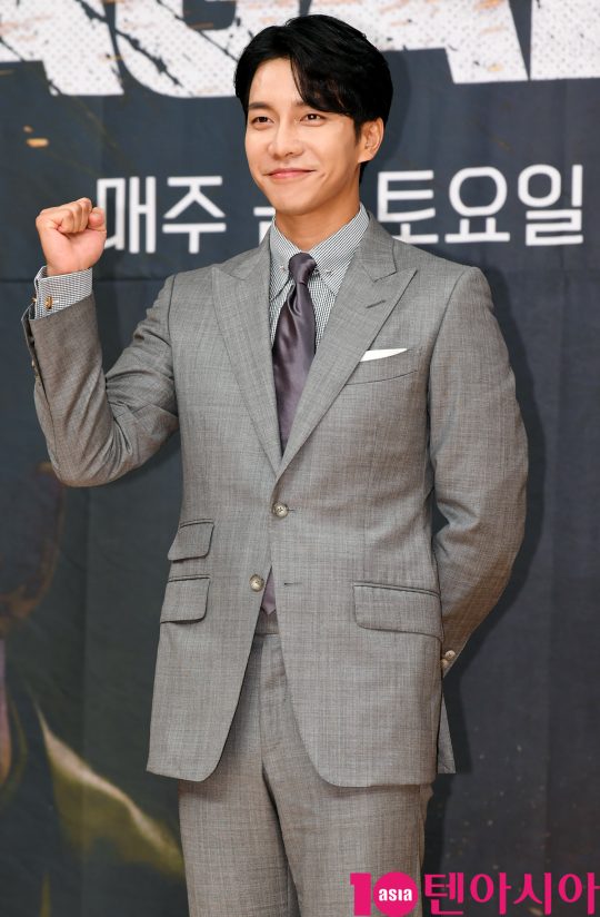 Actor Lee Seung-gi and Bae Suzy will star in the upcoming SBS Golden Drama Vagabond, which will take off the veil on the 20th.It is a blockbuster drama that has been pre-shooting for a year and cost 25 billion won in production costs. Morocco, the filming location of the movie Bone, and Portugal appear in Drama.It is expected to have exotic scenery, huge scale, and urgent action.On the afternoon of the 16th, a production presentation of Vagabond was held at SBS Hall in Mok-dong, Seoul.Director Yoo In-sik and Actor Lee Seung-gi, Bae Suzy, Shin Sung-rok, Moon Jin-hee and Hwang Bo Ra attended.Vagabond is an intelligence melody that uncovers a huge national corruption found by a man involved in a civil-commodity airliner crash in a concealed truth.I have prepared a long time and many people have thrown their aura and passion, said Yoo In-sik. It is an exciting drama with various information, action, politics, thriller, melodrama and narrative.I wanted to make a drama that is so interesting that I can not bear it because I was curious about the next time. Lee Seung-gi played the role of Cha Dal-gun, who dreamed of being a martial arts director, lost his nephew in a passenger plane crash and lived a chasers life digging into the truth.Lee Seung-gi said, A normal man from a stuntman digs into the truth as he is surrounded by a huge conspiracy.It is by far the most masculine character among the characters that have been Acting so far. Lee Seung-gi said, I was acquainted with director Yoo In-sik and director Lee Gil-bok, so I heard that I was preparing for this work while having a drink before my discharge.It felt more fun when I was in the midst of military power. The drama contains a variety of actions, including car stunts and shootings. Lee Seung-gi said, military life has helped Acting.The movie Bone series is a story about a trained agent as a protagonist, but Vagabond is an ordinary person who has never received special training, he said.Bae Suzy hid his identity as an NIS agent and played the role of Ko Hae-ri, who is working as a contract worker at the Morocco Korea Embassy in the state.When I first got this offer and read the script, I thought it was interesting, said Bae Suzy, and I wondered and wondered if I had ever done it.I thought Character, who is a confessional, wanted to come up attractively and do this work, and I hope youll see Harry growing up.Bae Suzy and Lee Seung-gi were the main characters in the drama Kuga no Seo which was aired in 2013.Bae Suzy said, It was nice to see that the shooting was a good memory at the time and that I was going to be with Lee Seung-gi again.I could shoot it with better breath this time, he said.Shin Sung-rok plays the role of the NIS inspector general Ki Tae-woong, who can look at how the government copes with the crisis after the civil service passenger plane crashed in Drama.Shin Sung-rok said, It was a character that I had never tried and it was a story that was attracted and a story to be told.Shin Sung-rok said, I visited the NIS and ate with the staff and listened to the NIS stories. Some people gave me a business card, but there was an episode that the name on the business card was not his real name.Shin Sung-roks hit Youre From the Stars, Return, and Empresss Dignity were all aired on SBS. Shin Sung-rok said, It seems to be good with SBS.I would like to say that this work will work well, he said, adding, I expect a 30 percent audience rating. I will discuss my pledge with Actors.Moon Jin-hee is divided into Jessica Lee, Asias president of defense industry John Enmark.Moon Jin-hee was curious to introduce her as a female lobbyist who has risen to a high level over prejudice and discrimination.Jessica Lee is a Korean-American, and Moon Jin-hee speaks English as much as Korean.I went to someone who could help me and tried to make a proper level of English dialogue, and I was helped by him in the scenes of PT and swearing.I was worried all night with him, he said.Hwang Bo Ra Acts the NIS 7 Staff Republican.Hwang Bo Ra said, The first work that played a role like Hein 1 in 2003 as a talent for SBS bonds was the 2004 Human Market by Jang Young-chul and Jung Kyung-soon.It was a role of public beauty, but this time I met the writers again and got the role of Gong Hwa-suk. I had to do it, and I wanted to be a public servant, so I wanted the writers to like Gong.This drama is also released on Netflix. Lee Seung-gi said, It is an infinite honor for people around the world to see wonderful works made in Korea.Im looking forward to seeing how many people will look at it, he said.