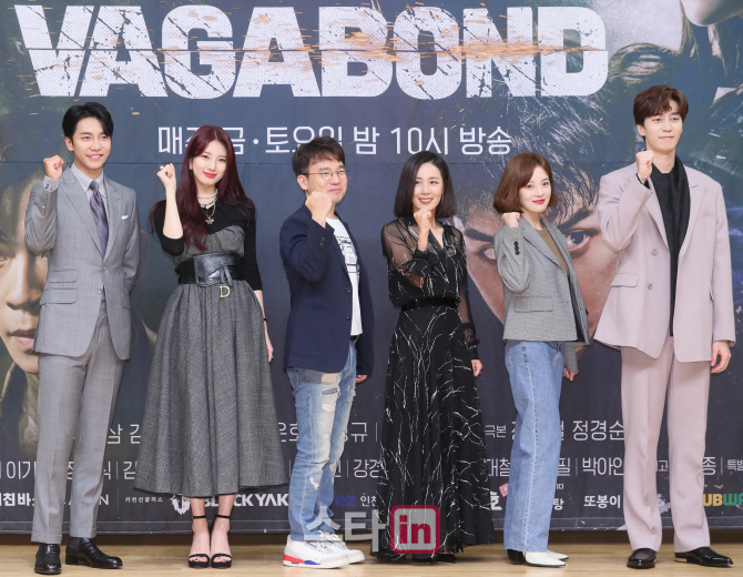 Vagabond (VAGABOND) is a drama that uncovers a huge national corruption found by a man involved in a civil-commissioned passenger plane crash in a concealed truth, starring Lee Seung-gi, a reservoir, Shin Sung-rok, Moon Jung-hee and Baek Yoon-sik.First broadcast on the 20th.