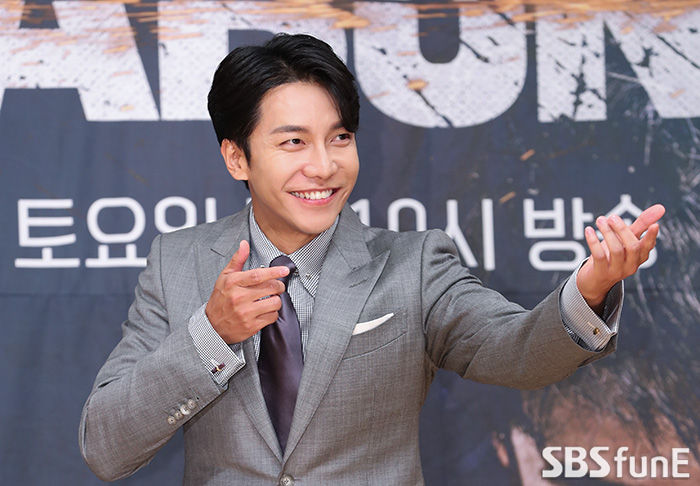 Actor Lee Seung-gi has a photo time at the SBS new gilt drama Baega Bond production presentation held at SBS office in Mokdong, Seoul Yangcheon District on the afternoon of the 16th.