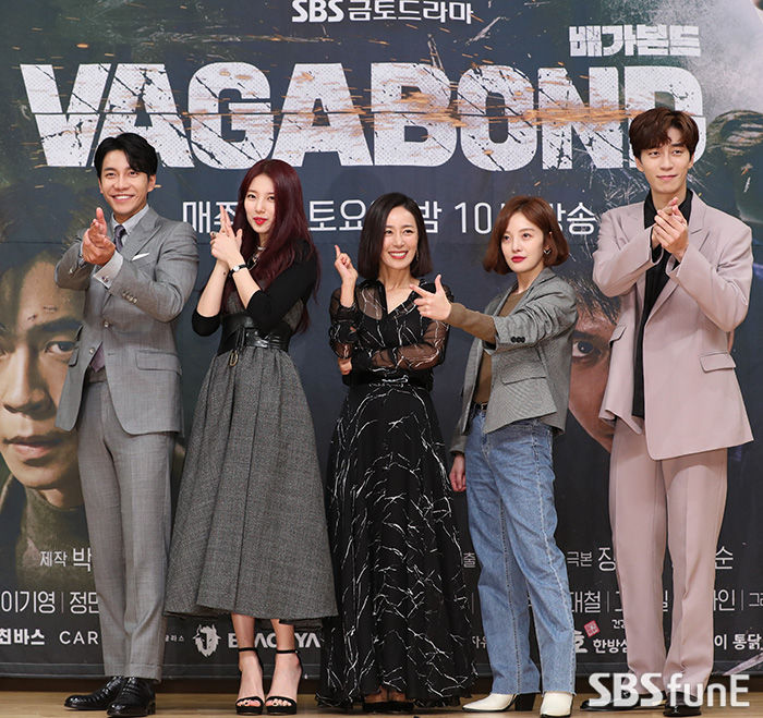 Actor Lee Seung-gi (from left), Bae Su-ji, Moon Jung-hee, Hwang Bo Ra, and Shin Sung-rok have a photo time at the SBS New Gimtod Vagabond production presentation held at SBS building in Mok-dong, Yangcheon-gu, Seoul on the afternoon of the 16th.