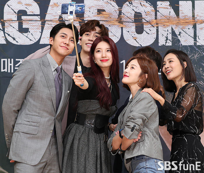 Actor Lee Seung-gi (from left), Shin Sung-rok, Reservoir, Hwang Bo Ra, and Moon Jung-hee have a photo time at the SBS new gilt drama Vagabond production presentation held at SBS building in Mok-dong, Yangcheon-gu, Seoul on the afternoon of the 16th.